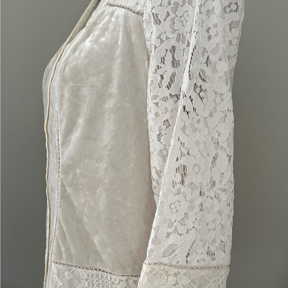 Ivory Top, Lace Detail, Size L - Picture 2 of 5